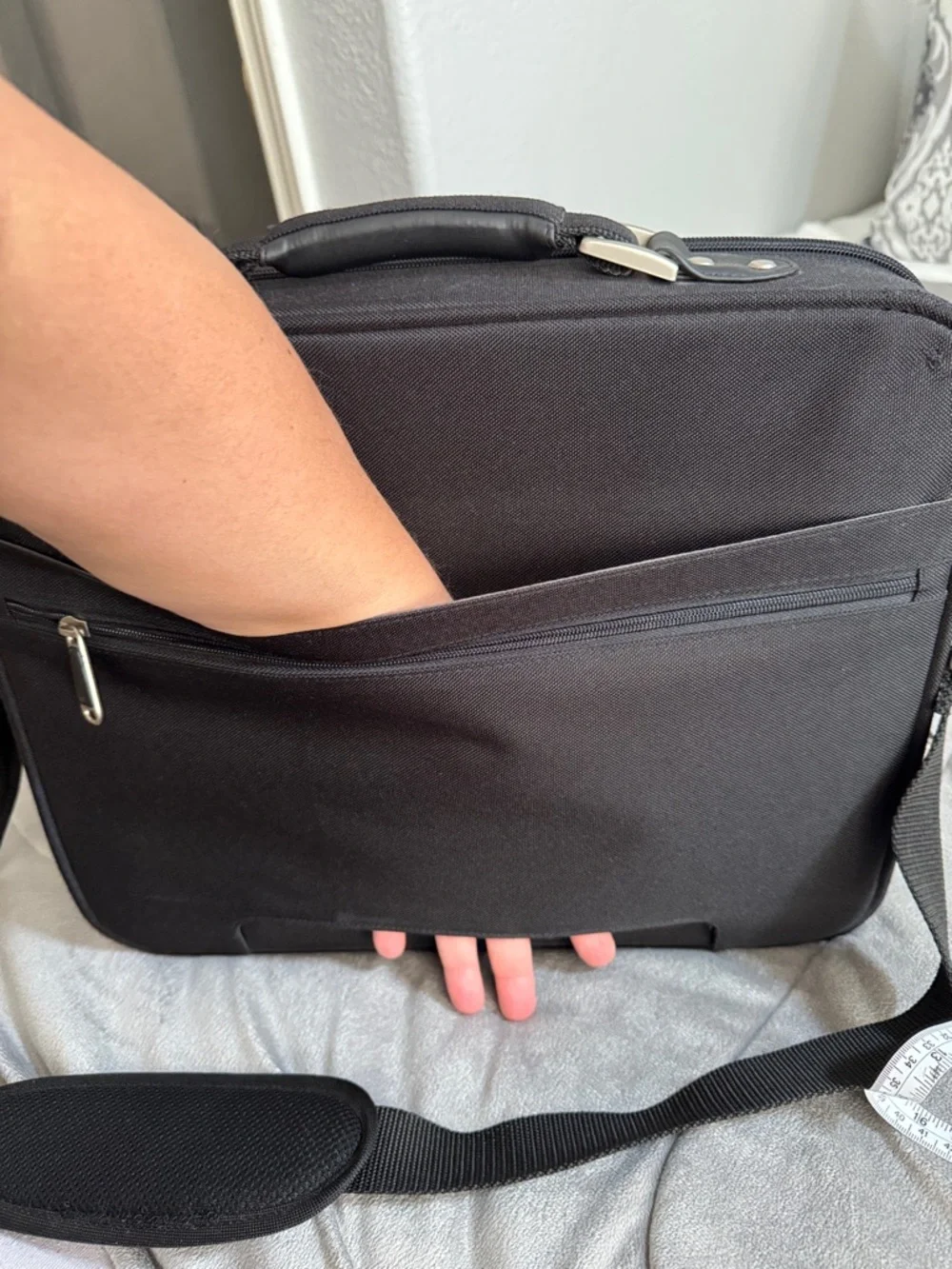 Samsonite men’s black 15” travel Laptop Shoulder Bag with Adjustable Strap